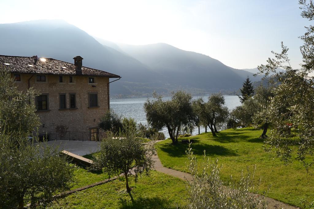 Castello Oldofredi Aparthotel Monte Isola Exterior foto